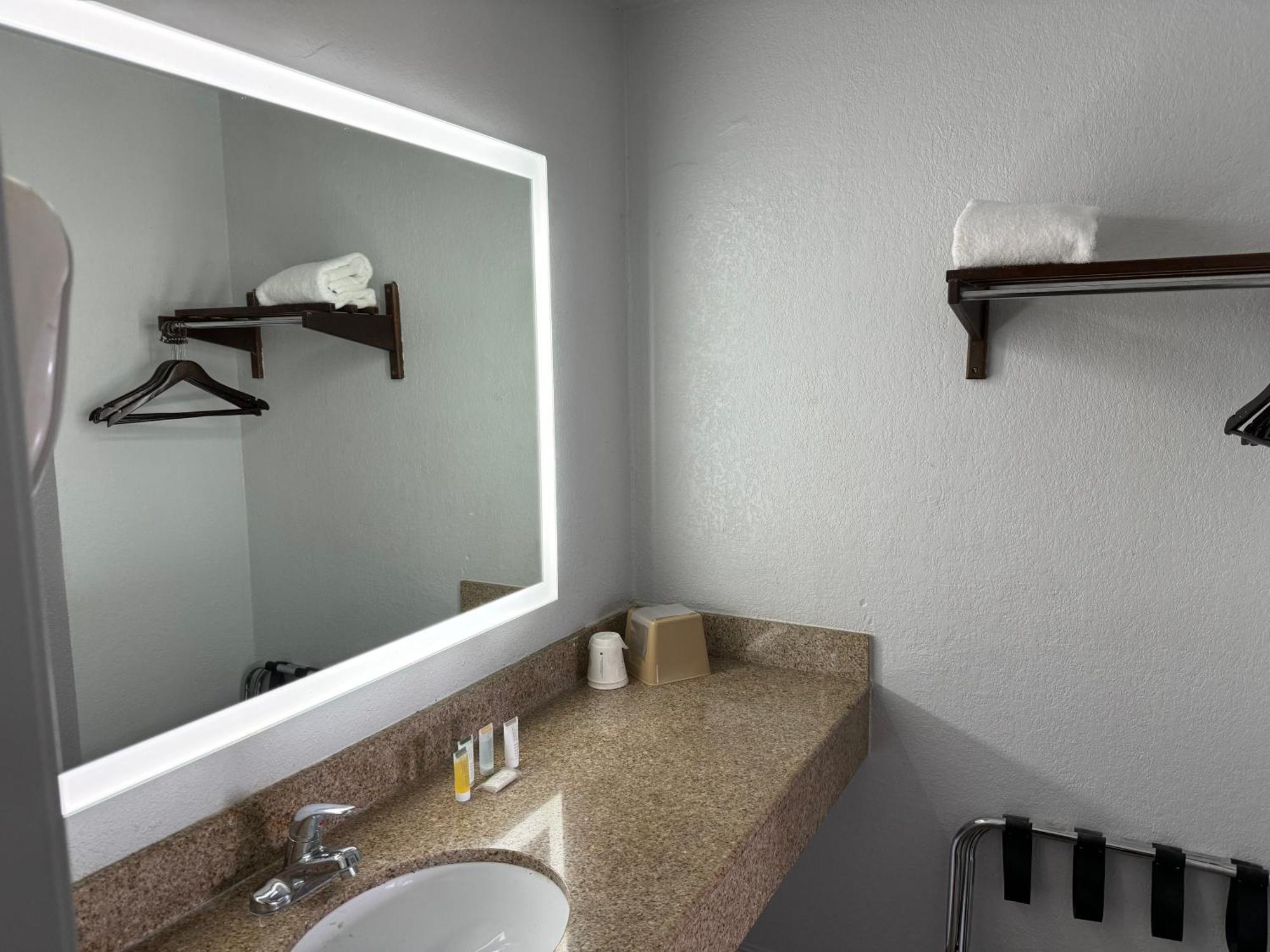 ซูเปอร์ 8 บาย วินด์แฮม นอร์ฟอล์ก/เชซาพีก เบย์ Hotel ภายนอก รูปภาพ